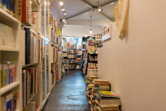 白い壁に白い本棚が並ぶ店内