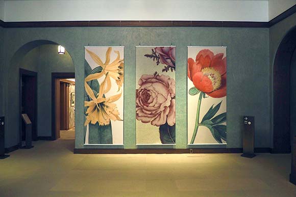 美術館に展示されている花の絵
