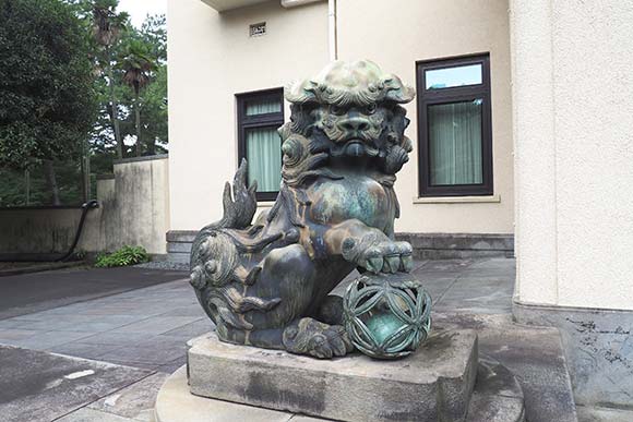 美術館本館入り口の狛犬の像