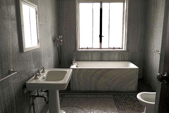 大理石造りの浴室