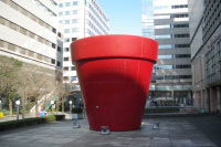 巨大な赤い植木鉢