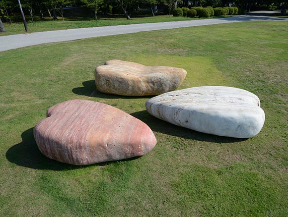 芝生の上に3つのハートの石