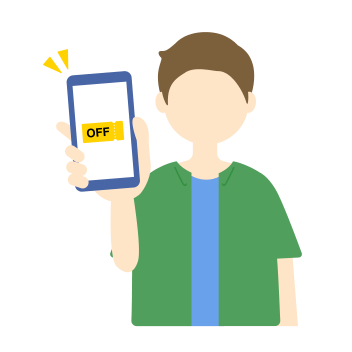 スマートフォンに表示した駐車サービス券を見せる人