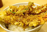 私史上最大の天丼。味も値段も良い感じ。