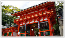 朱色の美しい楼門が印象的な八坂神社