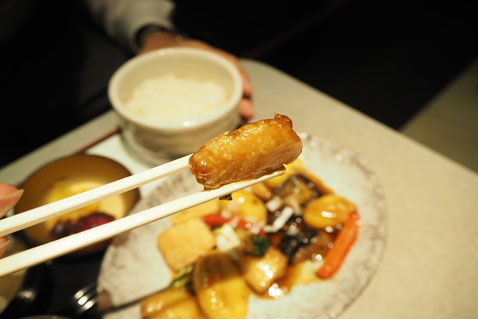 SHIDAXイカと彩り野菜の黒酢餡定食アップ写真