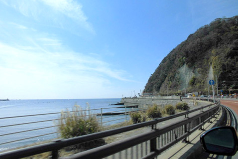 由比ヶ浜_海が見える道路