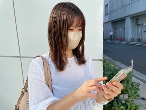 スマホを操作する女性