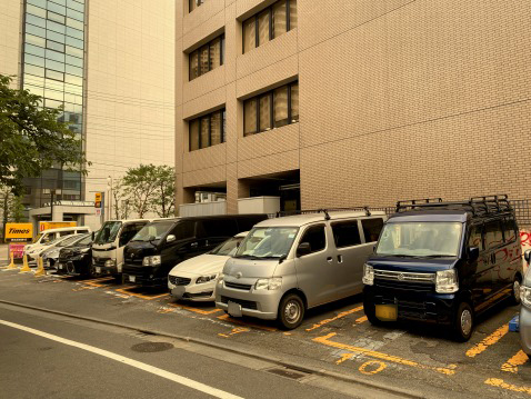 日暮れの駐車場