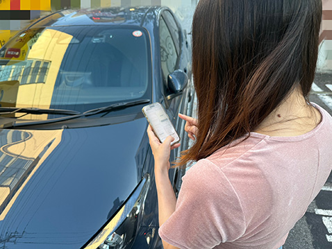 スマホを操作する女性