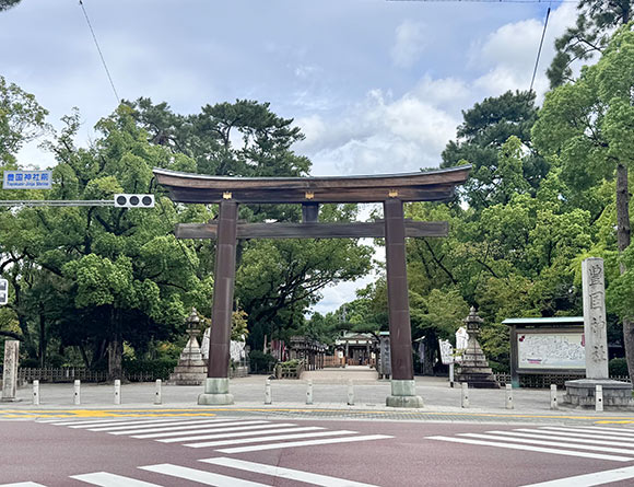 道路沿いに建つ茶色い鳥居