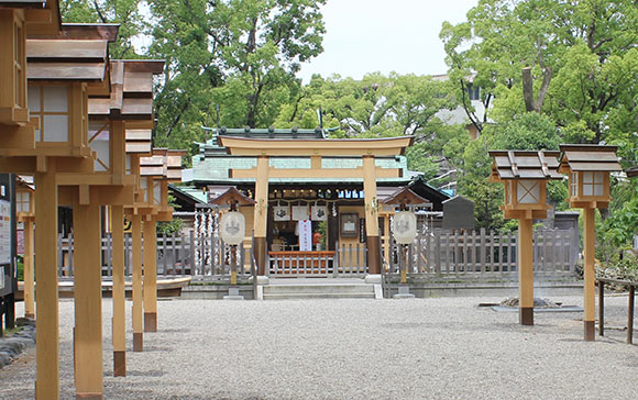 灯篭のある参道と拝殿