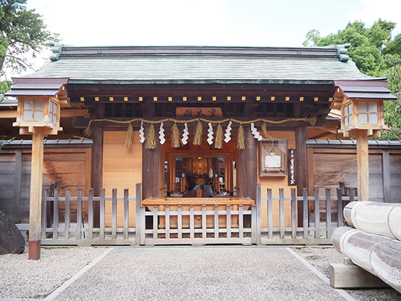正面から見た拝殿