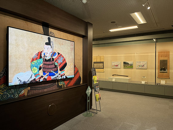 映像展示などがある館内の様子