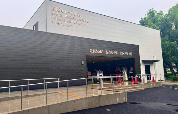 四角いモダンな建物