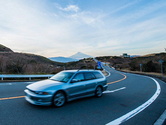 道路を走るクルマ