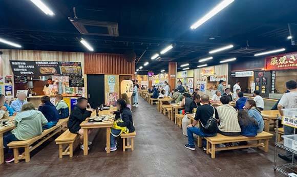 たくさんの人で賑わう店内