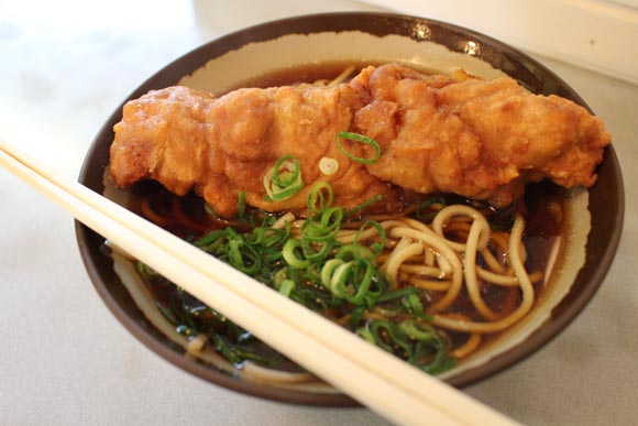 丼からはみ出る唐揚げ