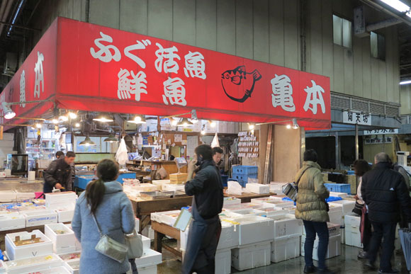 発泡スチロールが並ぶ店頭