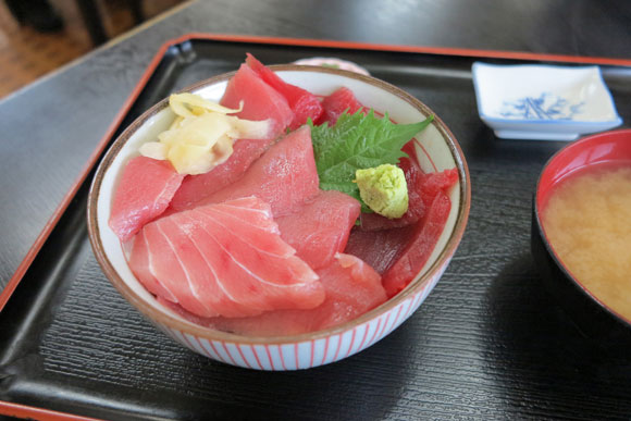 マグロがびっしりのった丼