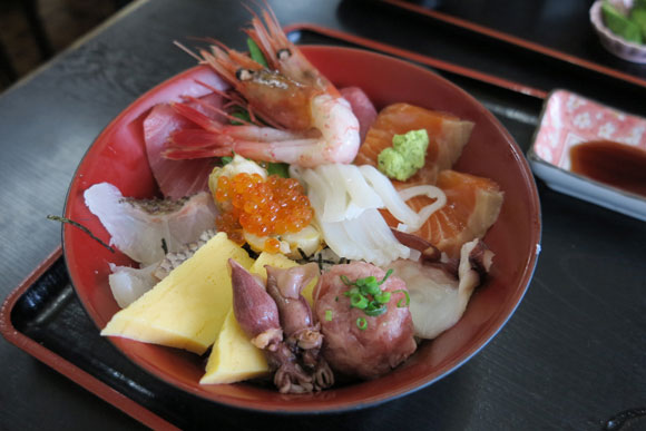 イクラや海老がのった具沢山な海鮮丼