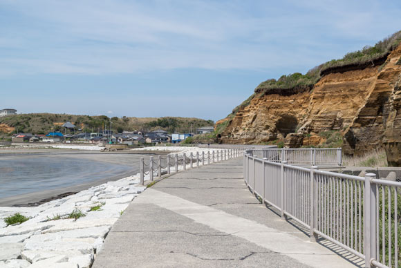 海沿いのコンクリートの遊歩道