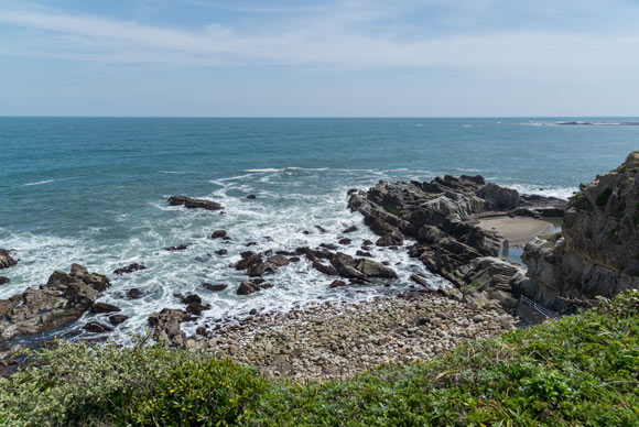 波と岩礁