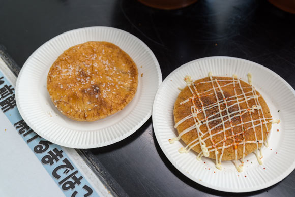 トッピングした2枚の煎餅