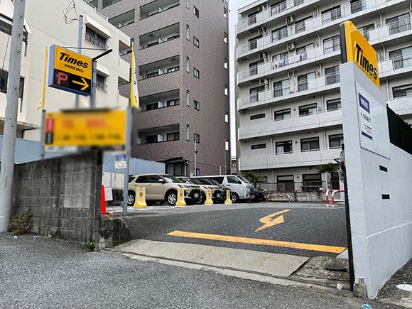 マンションの近くにある駐車場