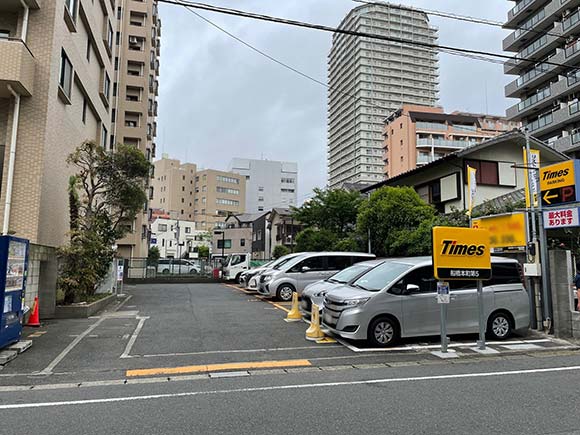 広い通りに面している駐車場