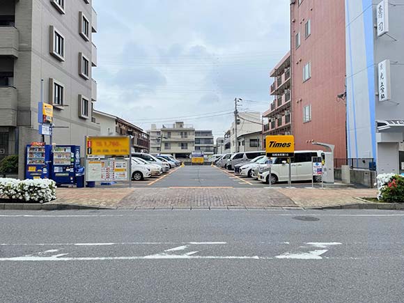 大通りに面した看板がある駐車場