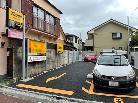 黄色い看板がある駐車場