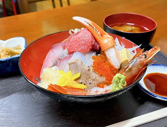 豪華な海鮮丼と味噌汁と小鉢