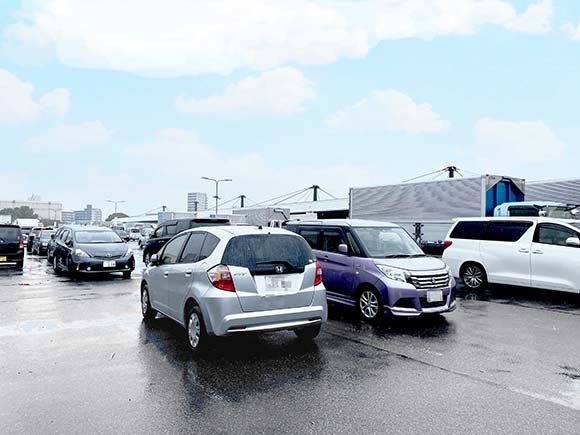 駐車場にとまっているクルマ