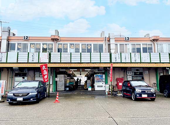 一階が店舗になっている横長の建物