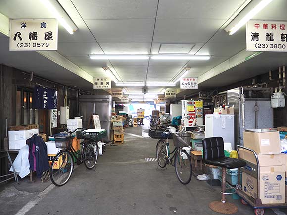 通路の両脇に建ち並ぶ飲食店