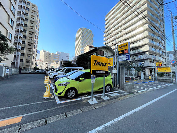 クルマがとまっている駐車場