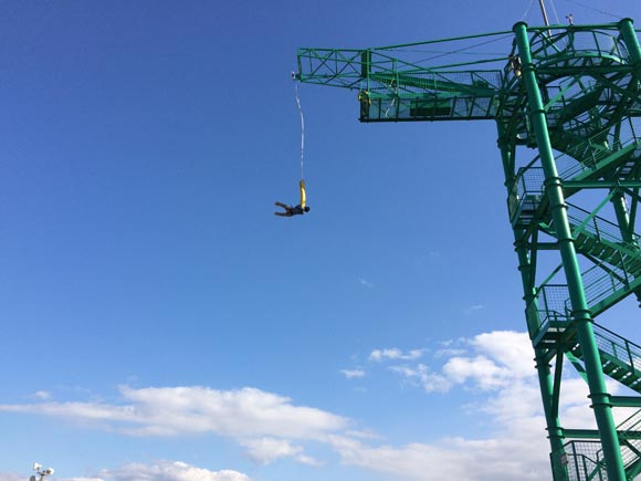 青空を背景にジャンプ