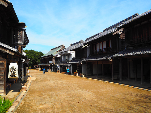 江戸時代のような建物が並ぶ通り