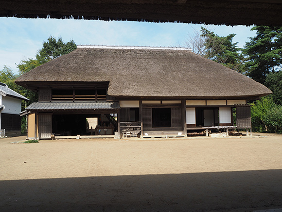 大きな茅葺屋根の家