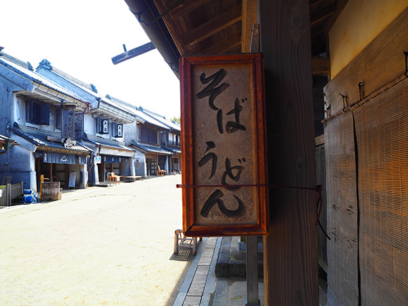 そばうどんと書かれた看板