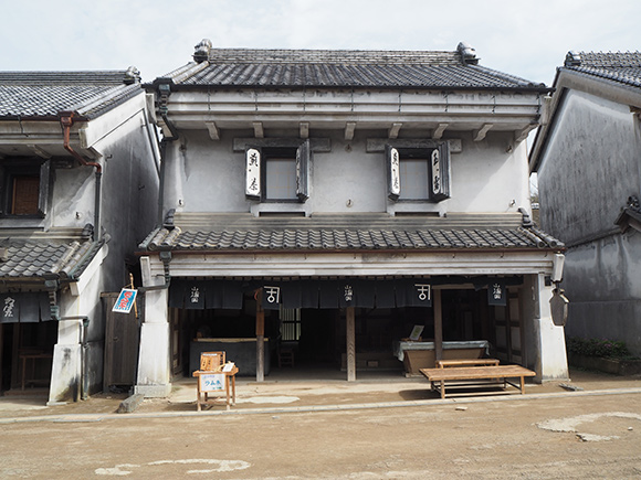 伝統的な造りの2階建てのお店