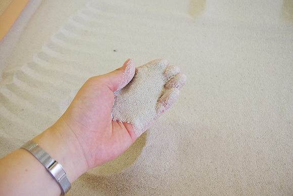 砂を触る手のアップ