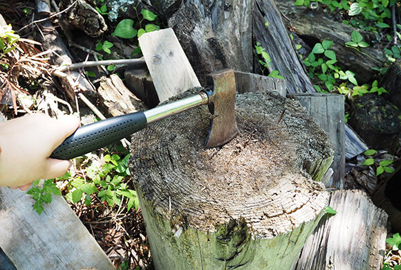 斧と薪割り台