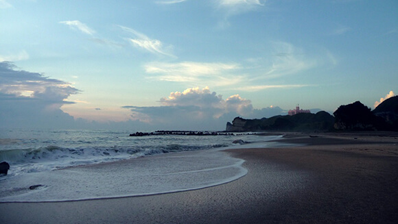 静かな波が打ち寄せる浜辺