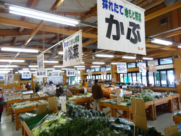 野菜がたくさん並ぶ店内