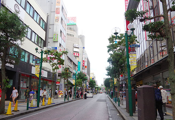 道路の両側に立ち並ぶ沢山の店