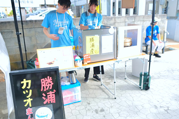 水色のTシャツを着たスタッフ
