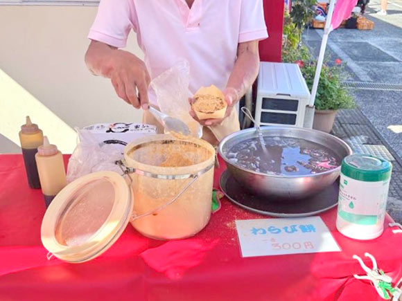 わらびもちを盛り付ける様子