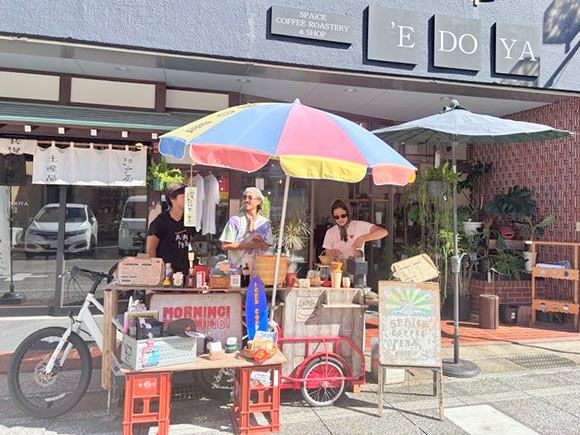 カラフルなパラソルを差す自転車型屋台